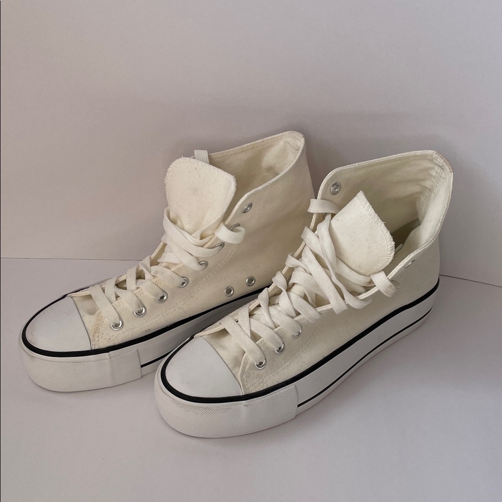 NWOT Women's High-Top Canvas Sneakers - White.  Size 8.